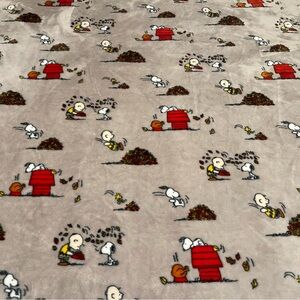 Peanuts Soft Gray Velvetloft Thanksgiving Queen Blanket